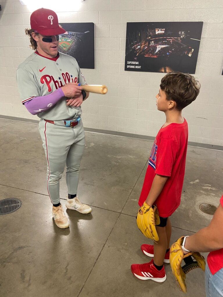 The scene happened during a match between the Philadelphia Phillies and the Miami Marlins on Friday night, grabbing the attention of fans in the stadium and on the internet. 2025?