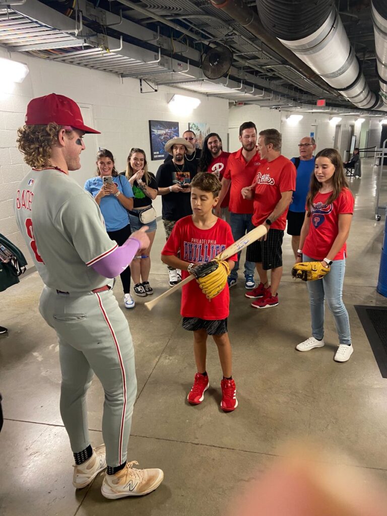 The scene happened during a match between the Philadelphia Phillies and the Miami Marlins on Friday night, grabbing the attention of fans in the stadium and on the internet. 2025?